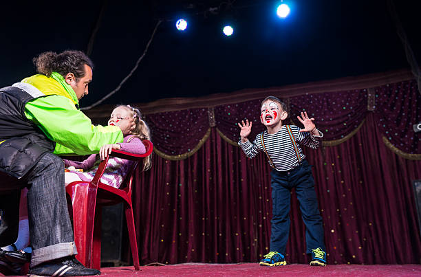 hombre aplicar maquillaje a cara de chica en etapa - teatro de pantomima británico fotografías e imágenes de stock