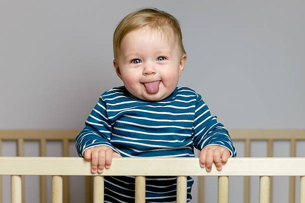 bebé en una cuna - niños bebés fotografías e imágenes de stock