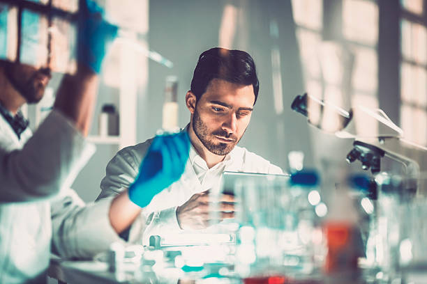 jeune scientifique en laboratoire de recherche, de la technologie, - laboratory scientist pipette biology photos et images de collection