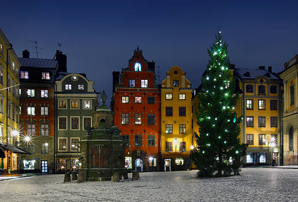 있습니다.  스토르토겟 at chritmas 시간 - stockholm sweden gamla stan town square 뉴스 사진 이미지