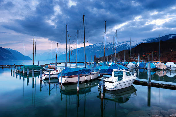 湖に浮かぶボートトゥーンます。 - lake thun switzerland night lake ストックフォトと画像