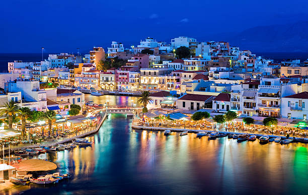agios nikolaos w nocy. kreta, grecja - public building blue nautical vessel coastline zdjęcia i obrazy z banku zdjęć