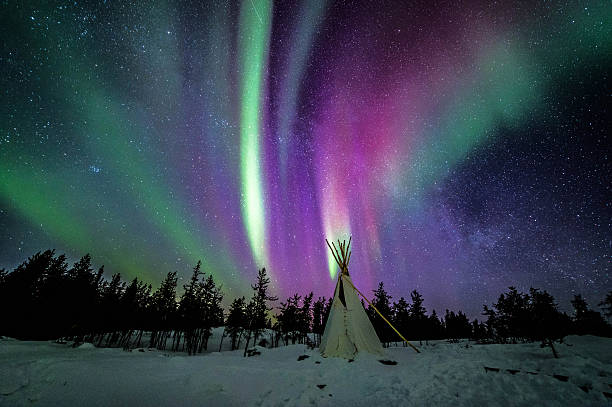 northern lights y la via láctea - teepee fotografías e imágenes de stock