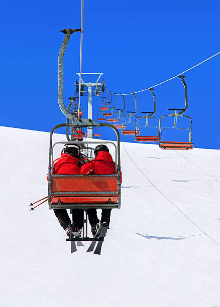 esquiadores no teleférico casal contra montanhas cobertas de neve do inverno landscap - bench winter snow mountain - fotografias e filmes do acervo