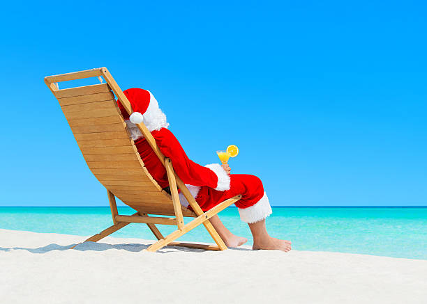 クリスマスサンタクロース、カクテル片手にトロピカルビーチチェアで、 - chaise longue 写真 ストックフォトと画像