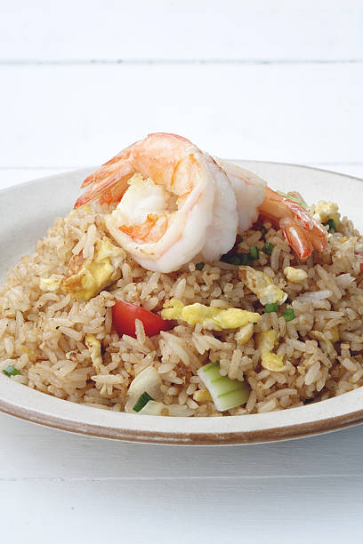 riz frit aux crevettes - chinese cuisine fried rice asian cuisine wok photos et images de collection