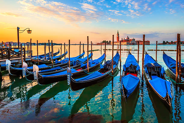 veneza com famoso gondolas em sunrise - gondola imagens e fotografias de stock