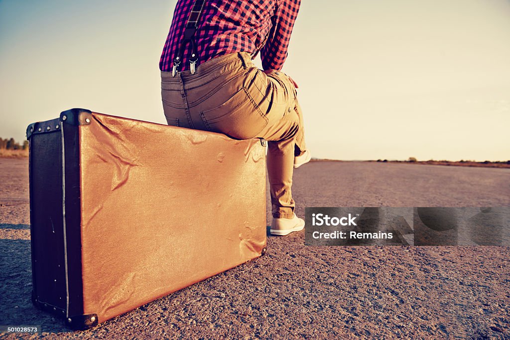 Traveler sitzt auf Koffer - Lizenzfrei Abschied Stock-Foto