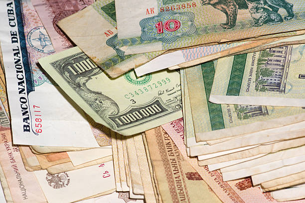 деньги разных стран мира - qatar senegal стоковые фото и изображения