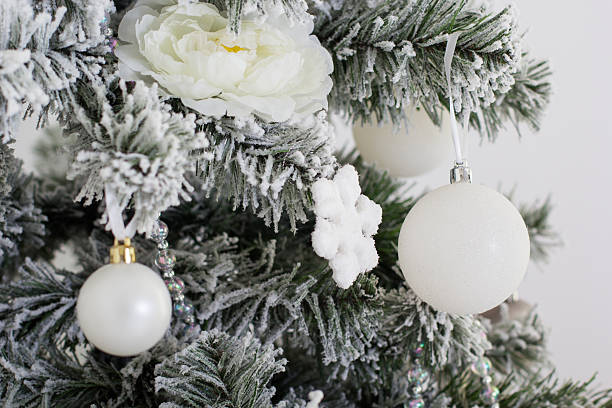 bälle auf weihnachten schnee tree - christmas tree bead humor stock-fotos und bilder