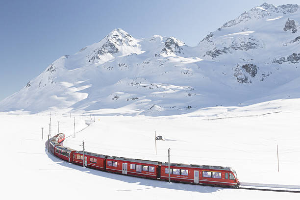 ferrocarril de suiza - st moritz engadine mountain winter fotografías e imágenes de stock