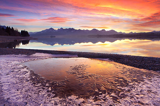 고요한 해질녘까지 lake 포르겐 in 바이에른-독일 - gehrenspitze 뉴스 사진 이미지