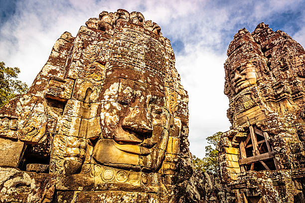 rostos antiga de templo de bayon, angkor thom, angkor wat, camboja - ankor imagens e fotografias de stock