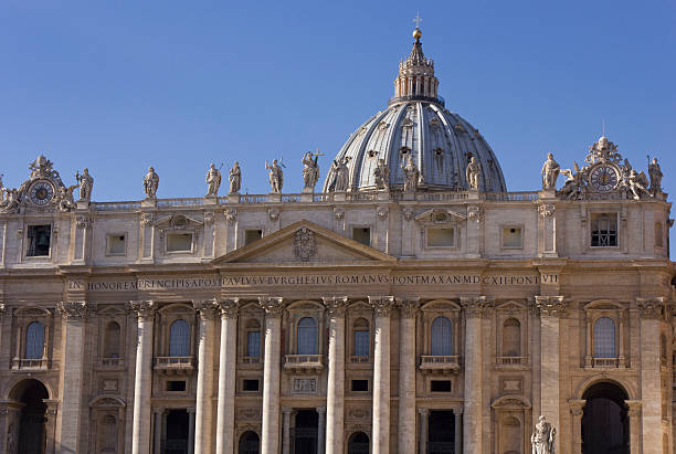 st.peters basílica em st.peter square - statue architecture st peters basilica vatican - fotografias e filmes do acervo