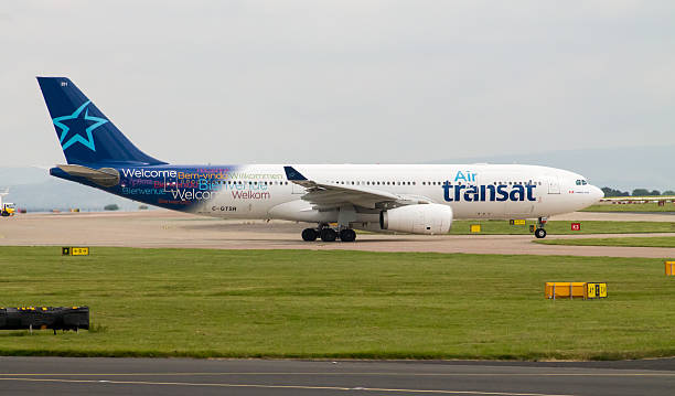 ar transat airbus a330 - wheel airplane landing air vehicle imagens e fotografias de stock