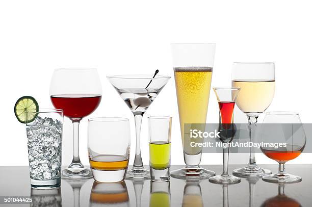 Varietà Di Bevande Alcholic - Fotografie stock e altre immagini di Cocktail - Cocktail, In fila, Bibita