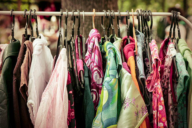 prendas en un rack en flea market - vintage attire fotografías e imágenes de stock