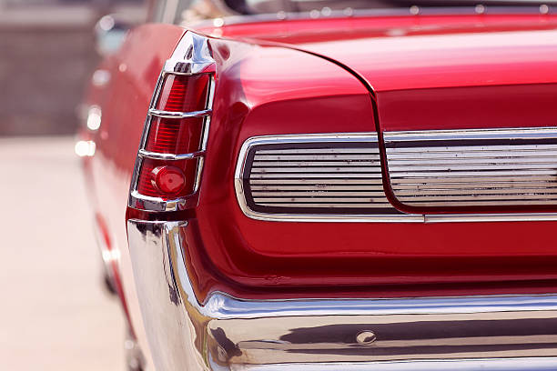 voiture rouge vintage rétro élégant belle journée ensoleillée - collectors car car hubcap retro revival photos et images de collection