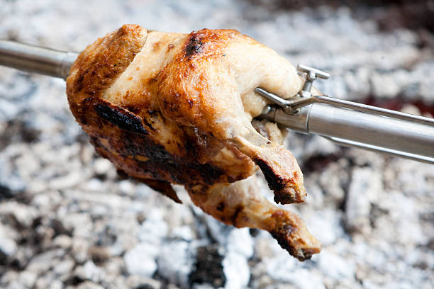 pieczony kurczak z grilla - chicken rotisserie roast chicken barbecue grill zdjęcia i obrazy z banku zdjęć