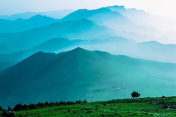 montañas del himalaya cubiertos de niebla y niebla - cultura asiática fotos fotografías e imágenes de stock