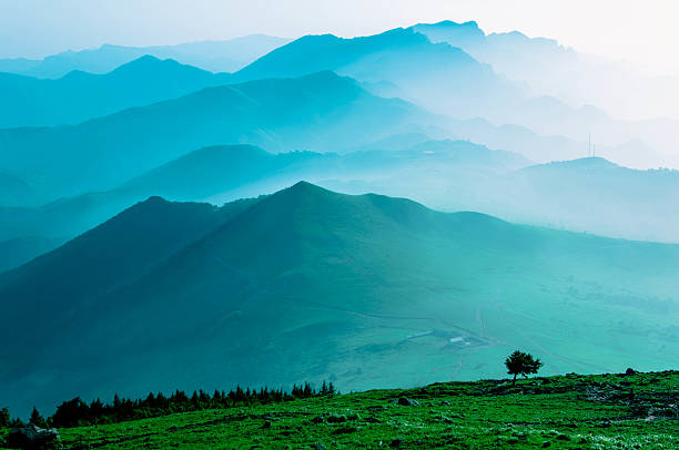 himalaya montagne coperte di nebbia, nebbia e - cloud cloudscape sky aerial view foto e immagini stock