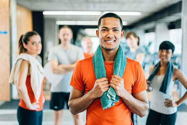 разнообразные люди в тренажерный зал - gym health club school gymnasium exercising стоковые фото и изображения