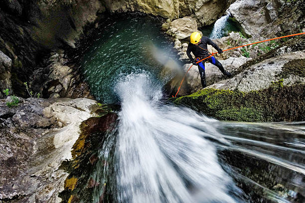 rappeling na cascata - rock climbing fotos imagens e fotografias de stock