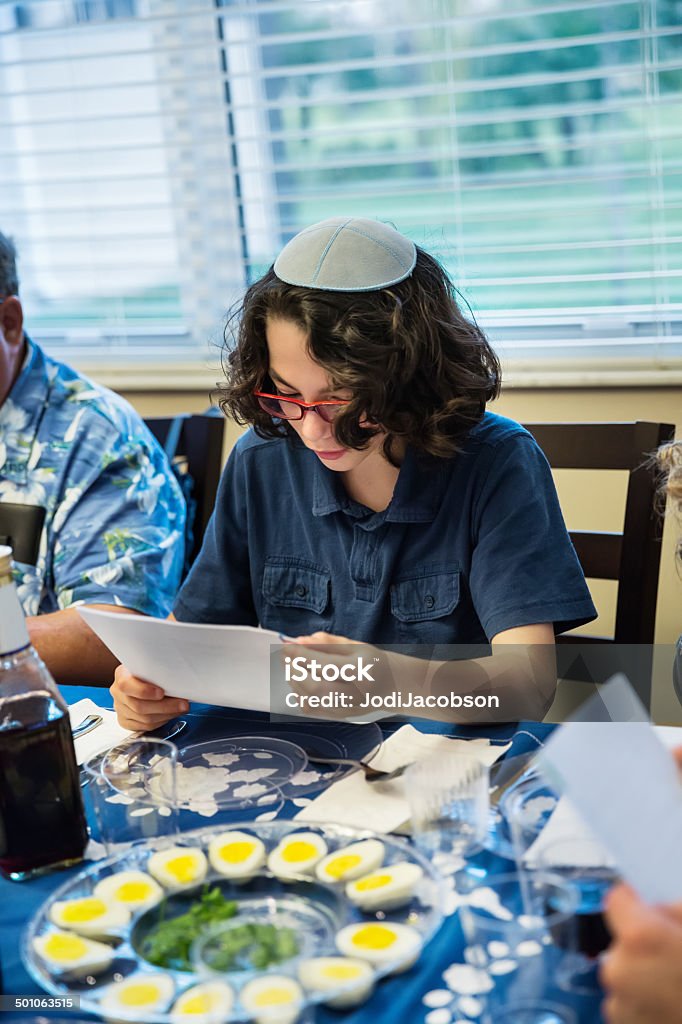 Ragazzo adolescente che partecipano a una Pasqua ebraica seder di Pesach - Foto stock royalty-free di Pasqua ebraica