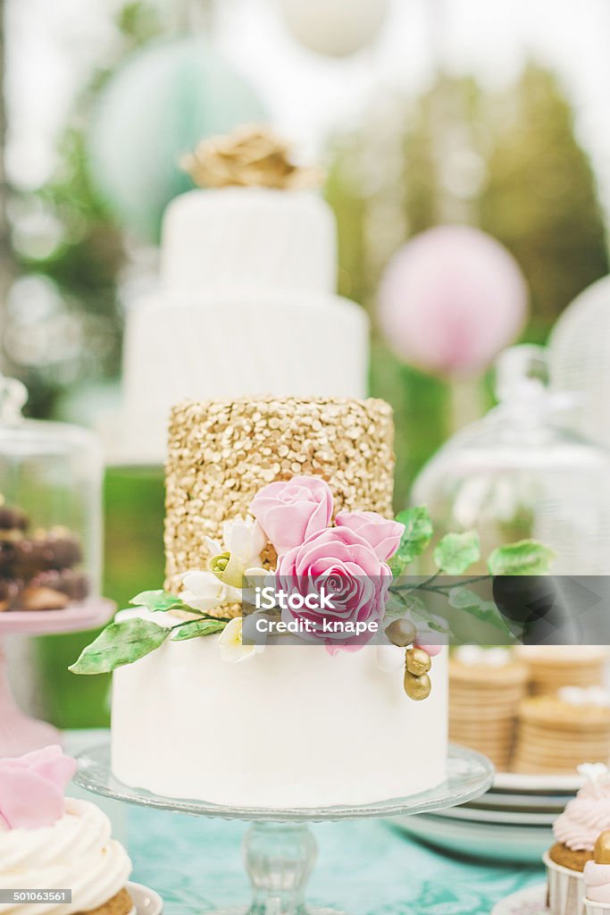 Plus beau Gâteau de mariage sur la table des desserts - Photo de Biscuit libre de droits