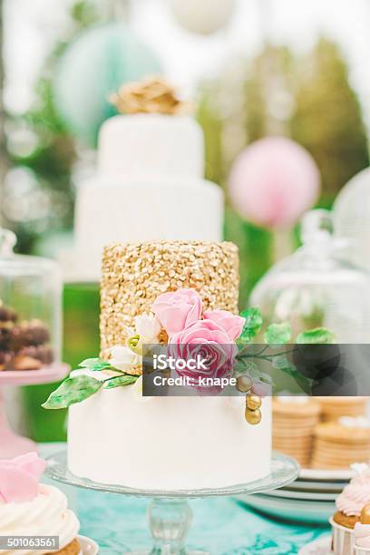 Photo libre de droit de Plus Beau Gâteau De Mariage Sur La Table Des Desserts banque d'images et plus d'images libres de droit de Biscuit