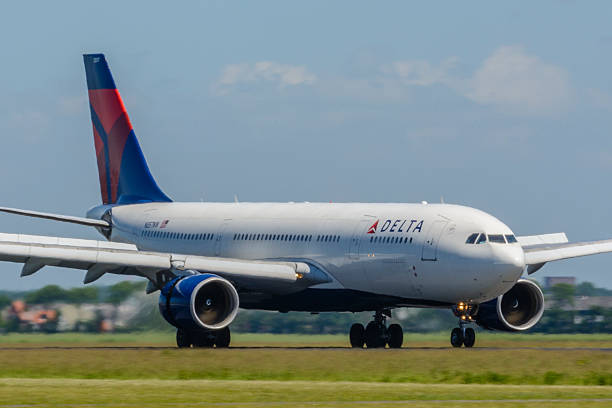 delta airlines airbus a330 - delta air lines photos et images de collection