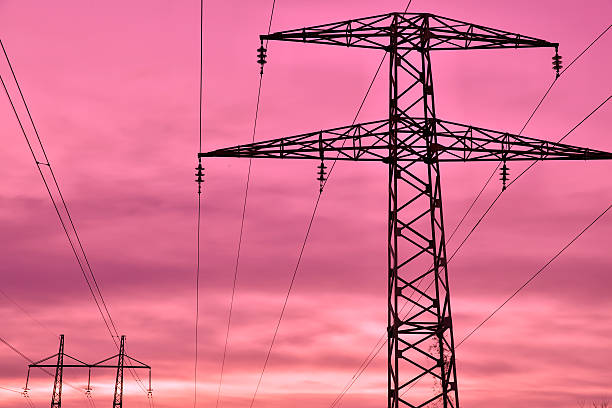 линия электропередач на закате - power supply single line in a row sending стоковые фото и изображения