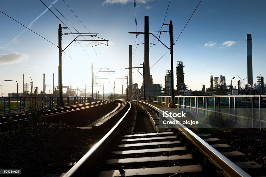 Industrial railroad cerca de planta química - Foto de stock de Tren libre de derechos