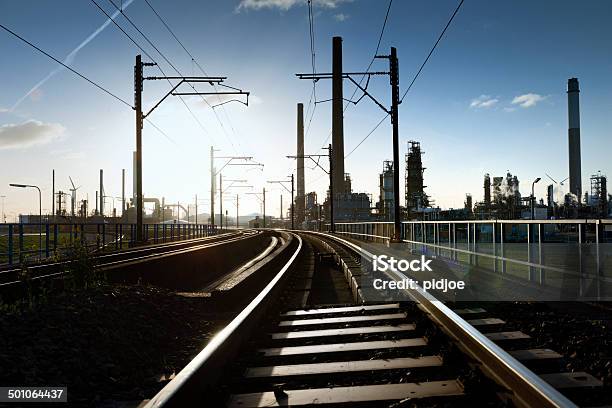 Industrial Railroad Cerca De Planta Química Foto de stock y más banco de imágenes de Tren - Tren, Zona industrial, Aire libre