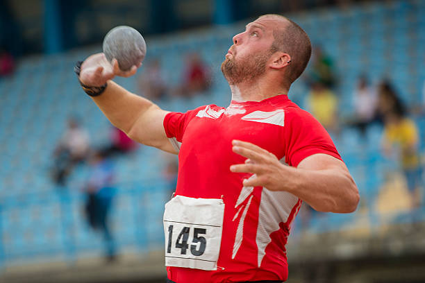 männliche shot putter in aktion - kugelstoßen stock-fotos und bilder