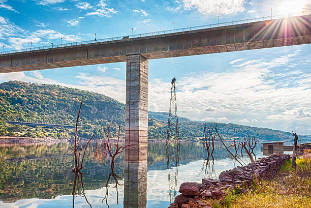 der dam auf dem see omodeo - waterdam stock-fotos und bilder