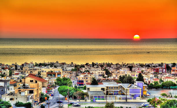 puesta de sol sobre la ciudad de paphos-cyprus - paphos fotografías e imágenes de stock