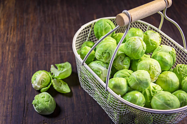 primer plano de bruselas sprouts orgánicos - brussels sprout raw brown close up fotografías e imágenes de stock