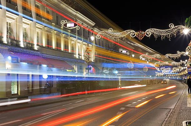 da rua nowy swiat à noite, decorado com com decorações festivas - nowy swiat - fotografias e filmes do acervo