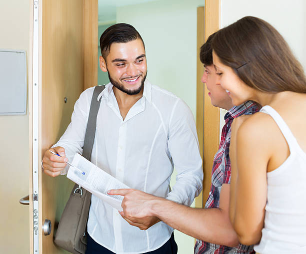 istock Salesman came home to couple 501072580