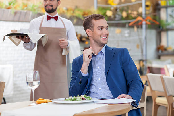 attraente uomo ha riunione d'affari nel ristorante - restaurant waiter table wait staff foto e immagini stock