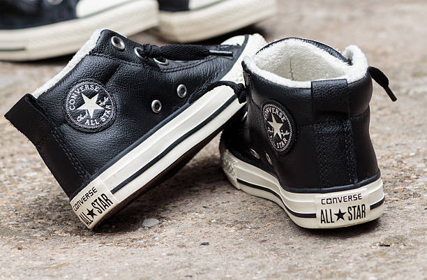 チャックレイラーオールスターのおしゃべり - converse editorial all star sports shoe ストックフォトと画像