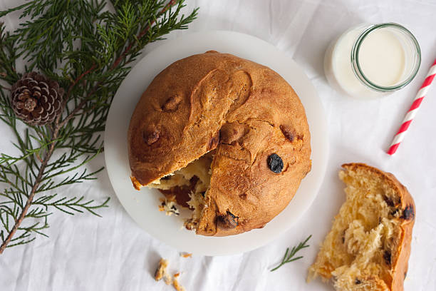 panettone, italiana tradicional tarta de navidad - fruitcake christmas cake cake christmas fotografías e imágenes de stock