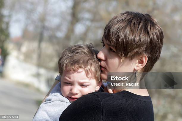 Madre Abrazando A Su Hijo Llanto Foto de stock y más banco de imágenes de Tristeza - Tristeza, Madre, De ascendencia europea