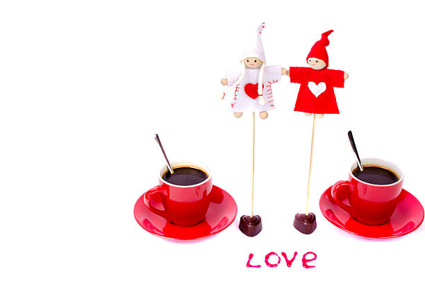 dois copos de café vermelho, brinquedos, as palavras'amor" e chocolate coração. - two objects cup saucer isolated imagens e fotografias de stock