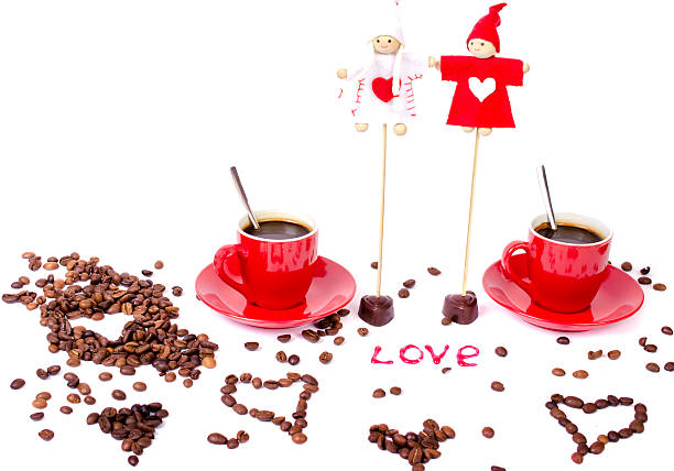 dois red copos de café de grãos de café e chocolate coração. - two objects cup saucer isolated imagens e fotografias de stock
