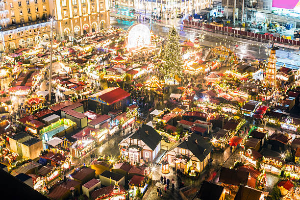 ドレスデンのクリスマスマーケット「ストリーゼルマルクト」 - warsaw old town square ストックフォトと画像