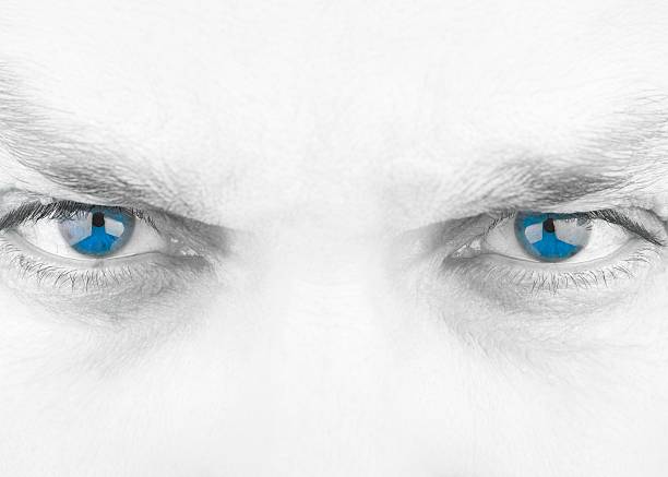 Bianco e nero male fisserai con occhi blu isolato - foto stock