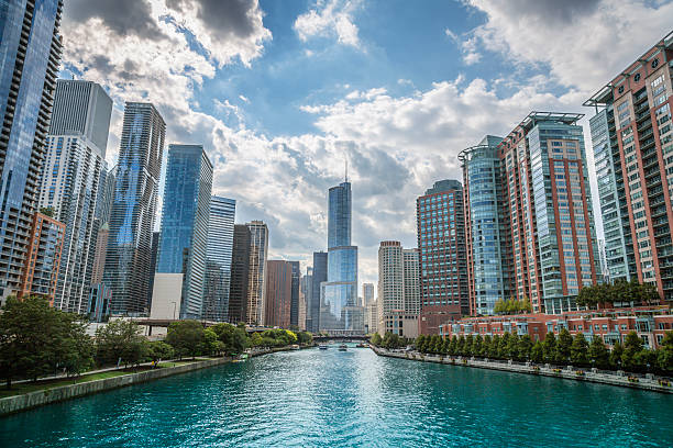 istock Chicago River and skyscrappers 501116518