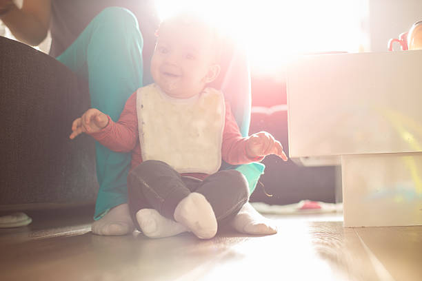 a maternidade - baby tile crawling tiled floor imagens e fotografias de stock